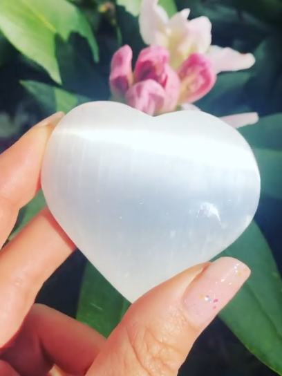Selenit – betydning, chakra og sådan bruger du den