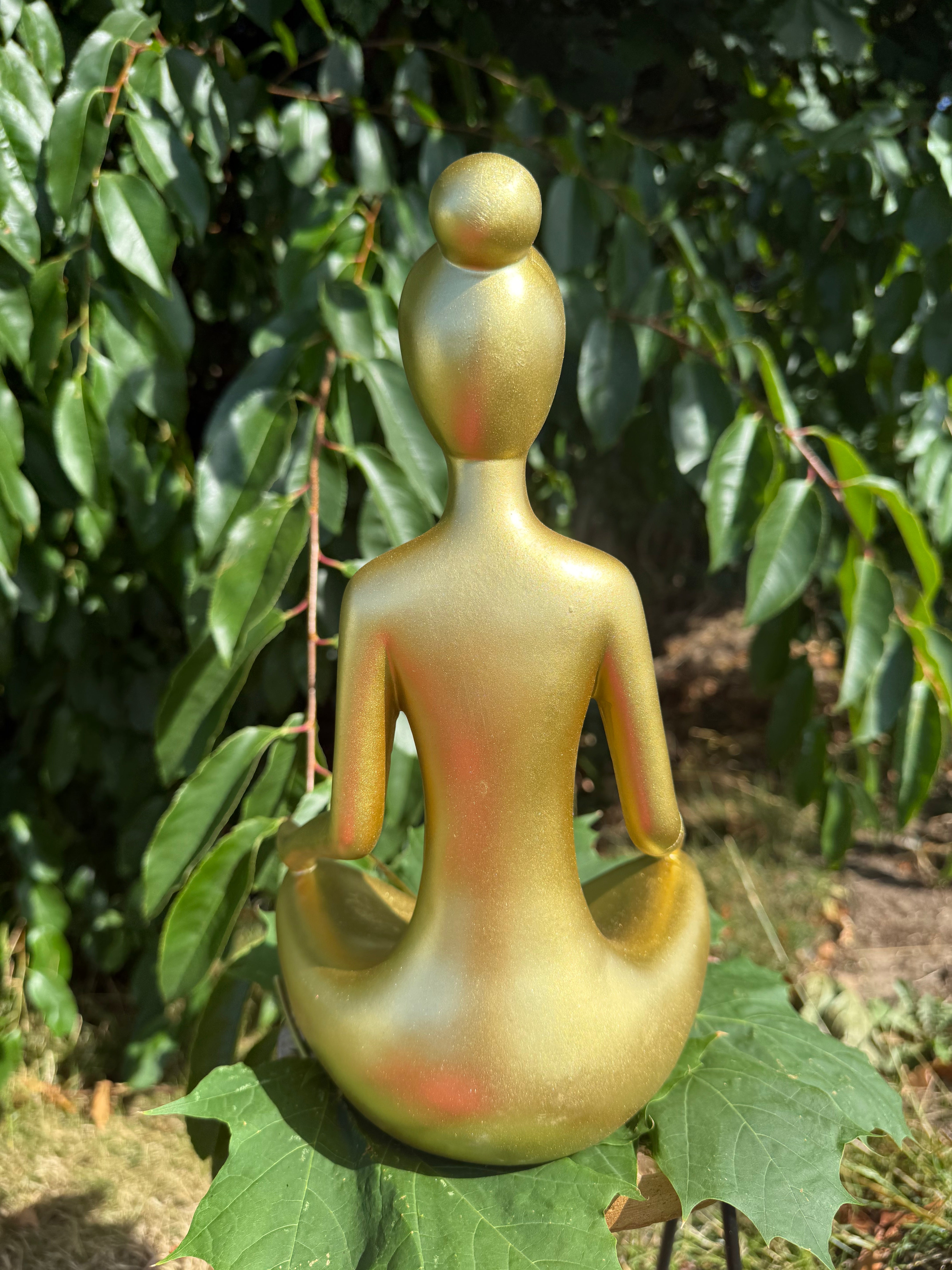 Mediterende kvinde - guld