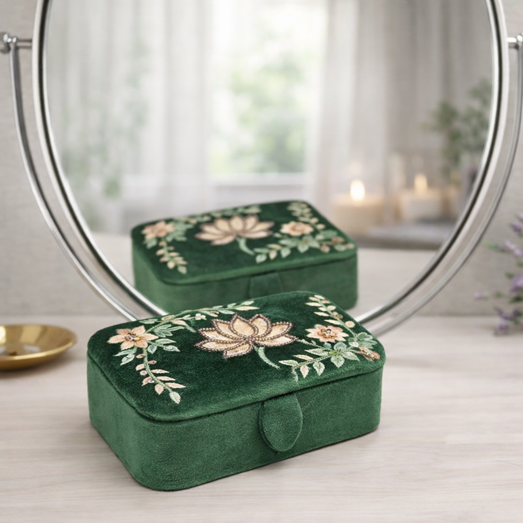Box velvet grøn med lotusblomst 1