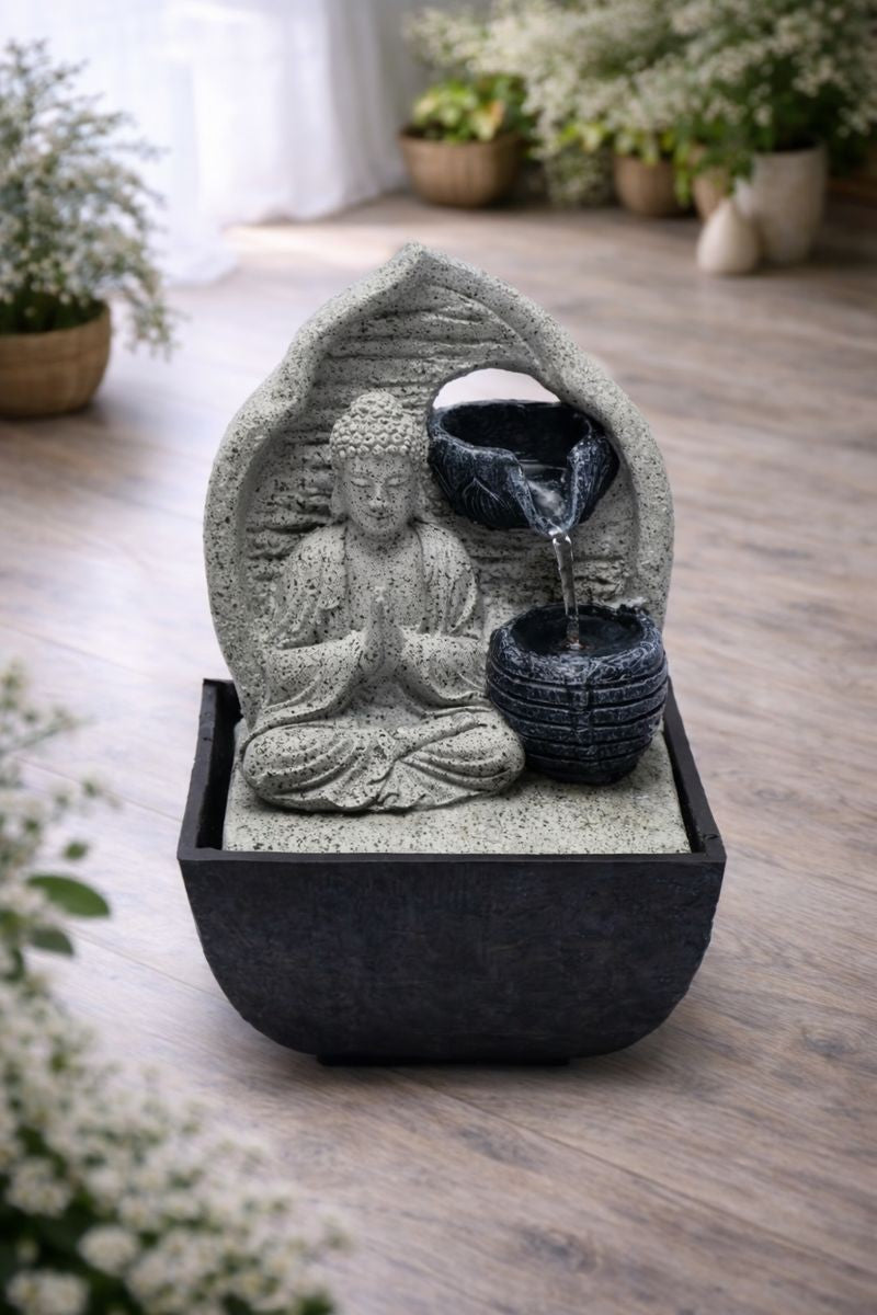 Bedende Buddha fontæne grå 1