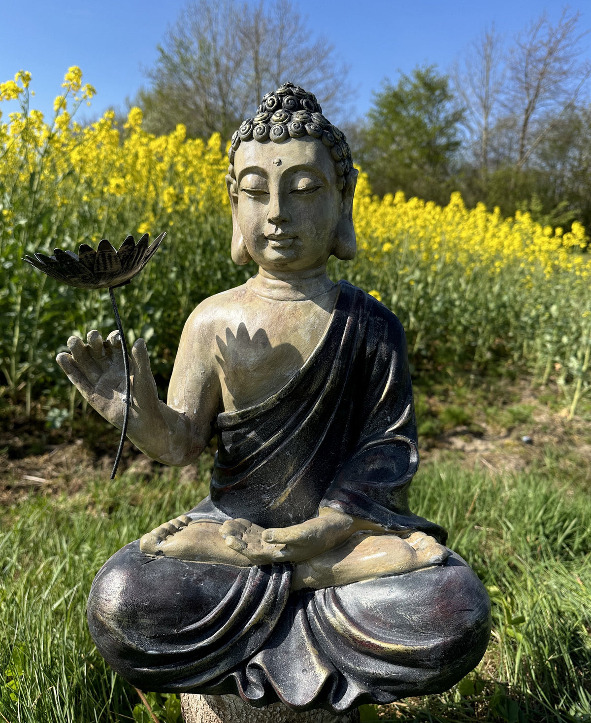 Buddha med blomst i hånden 3