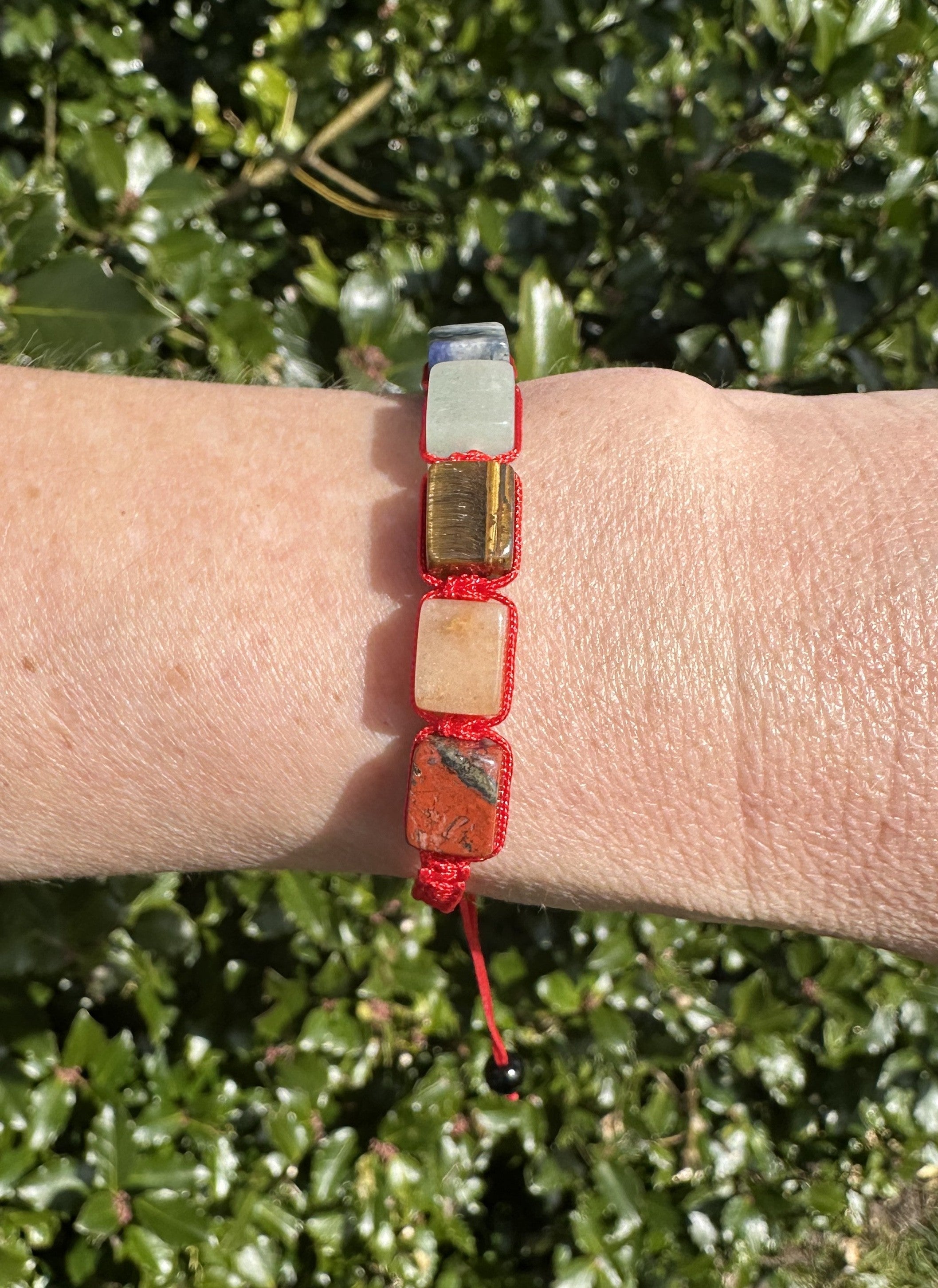 Chakra armbånd m. rød snor 2