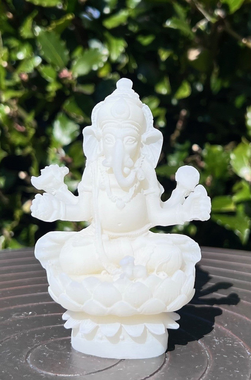Ganesh siddende på lotus blomst 1