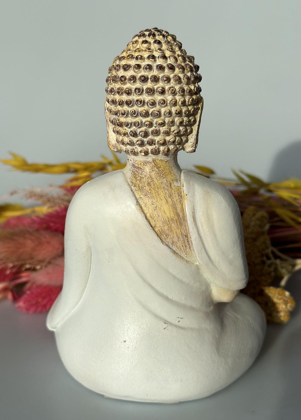Hvid buddha med lys 2