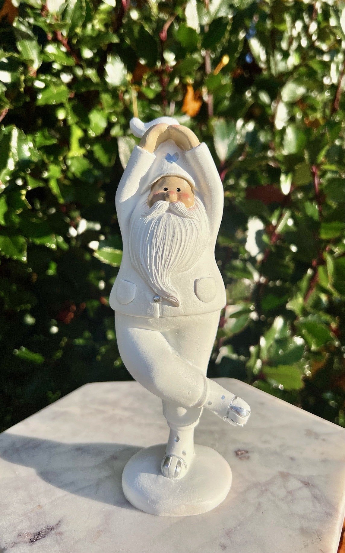 Julemand i yogastilling - hvid 1