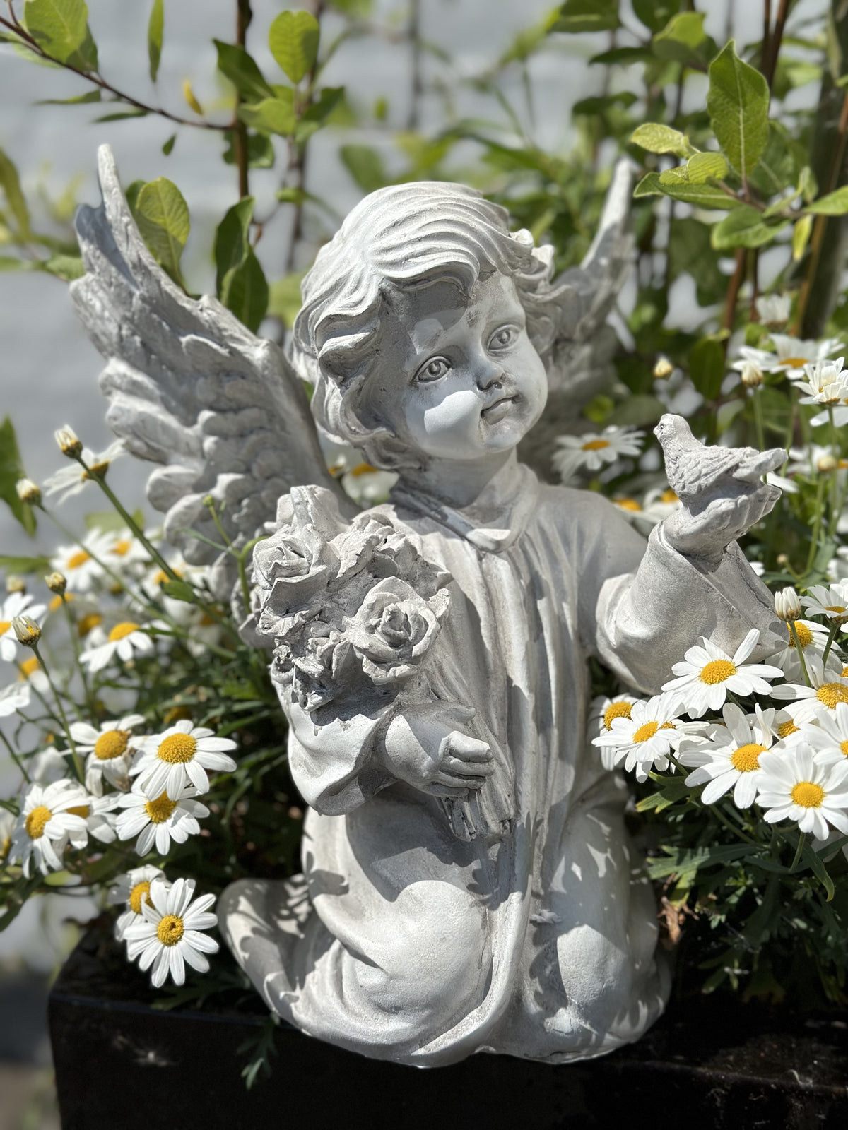 Knælende engel med blomster og fugl 1