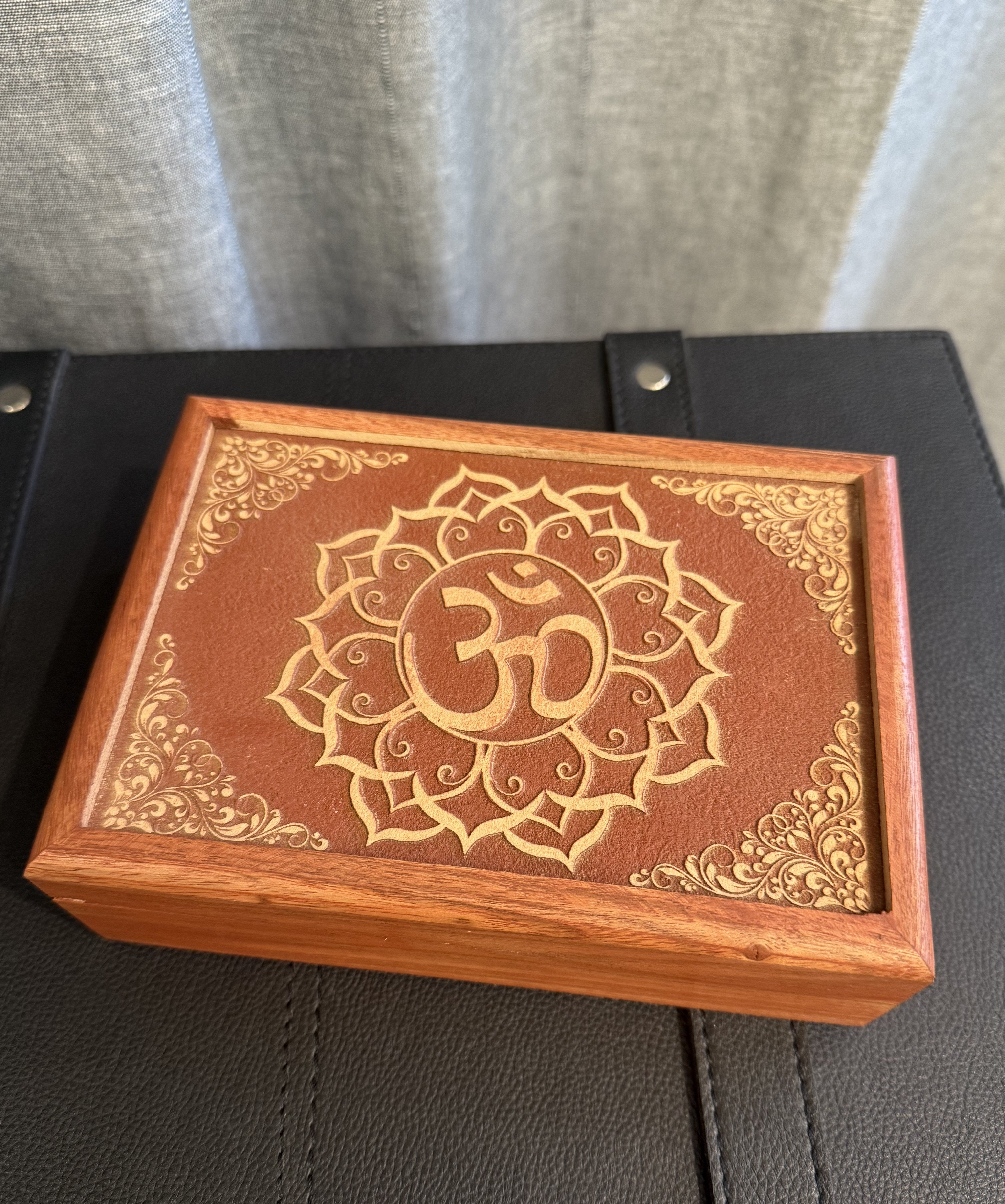 Kort box med symbolet OHM 4
