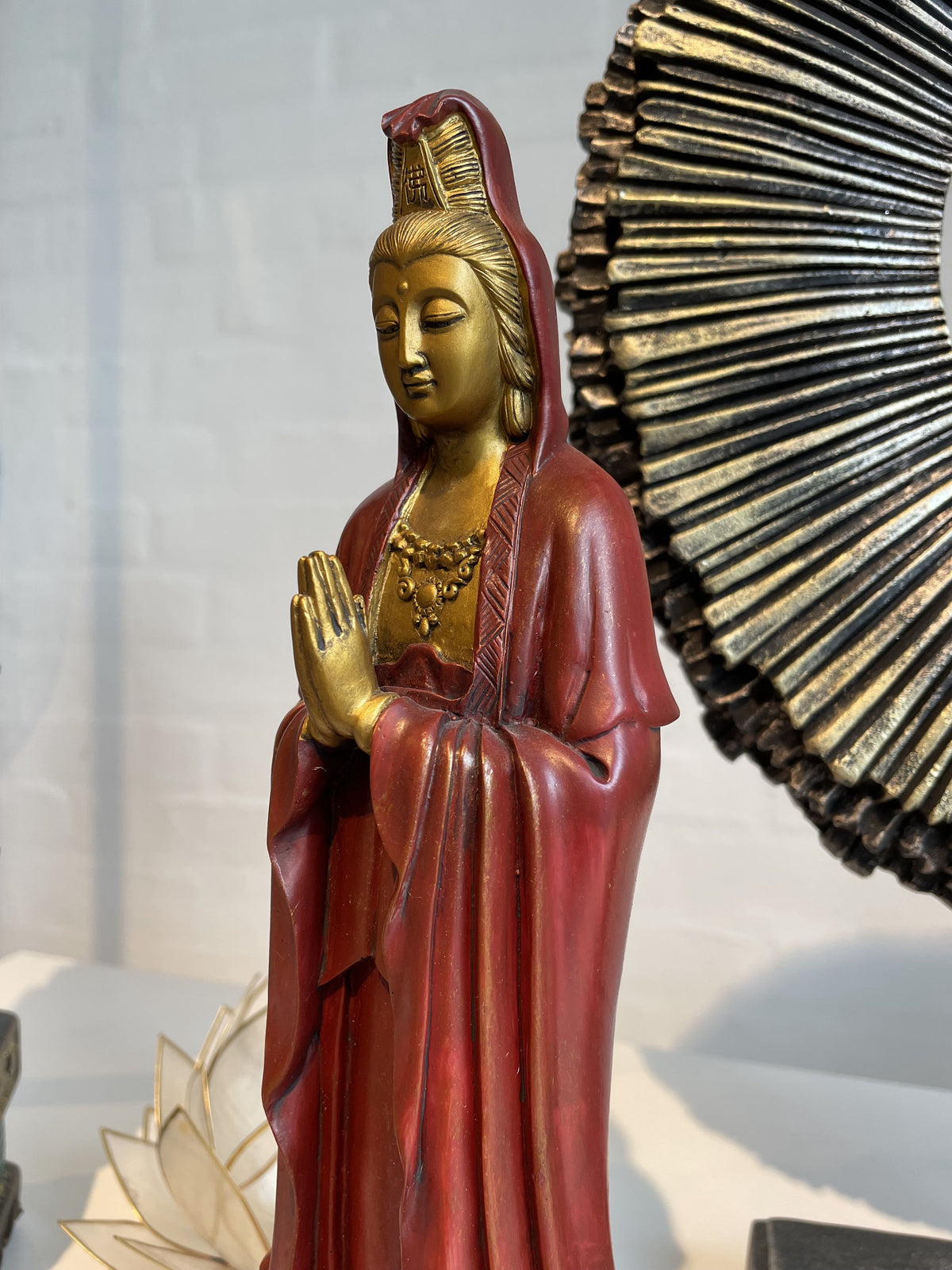Kuan-Yin namasta - guld/rød 1