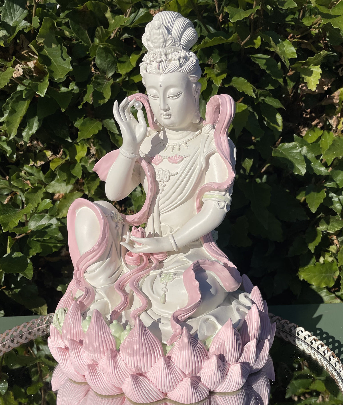 Kuan-Yin siddende på en lotusblomst 1