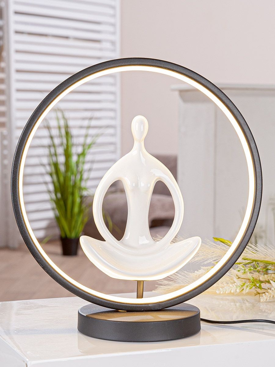 Lampe m. kvinde i yogastilling 1