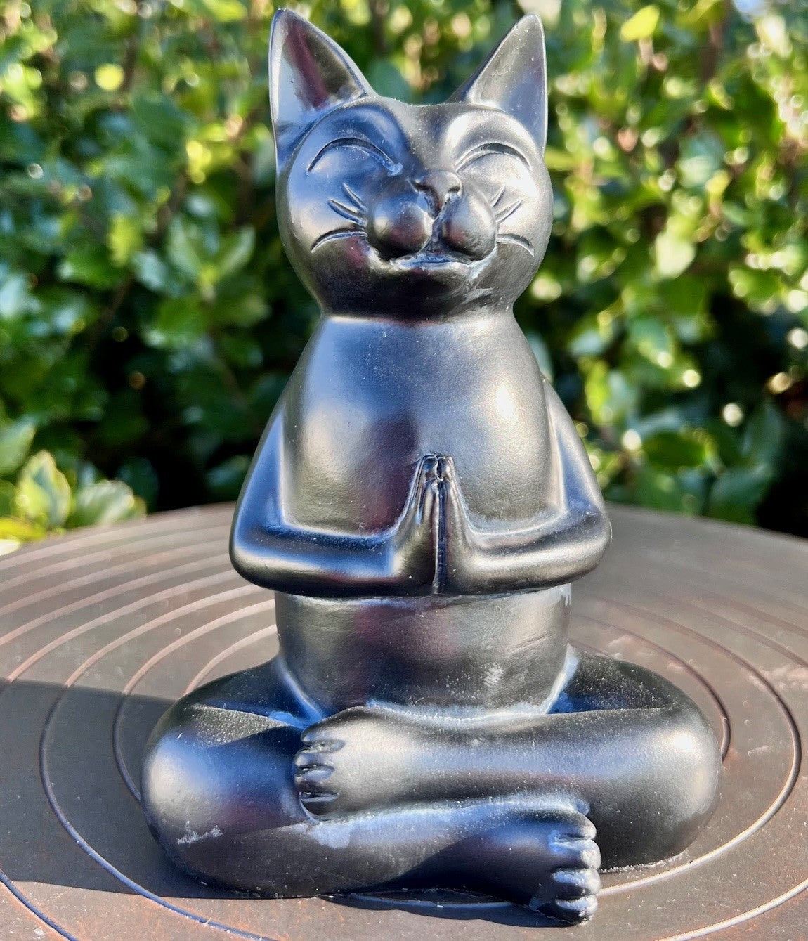 Mediterende kat - i smuk matsort finish 1
