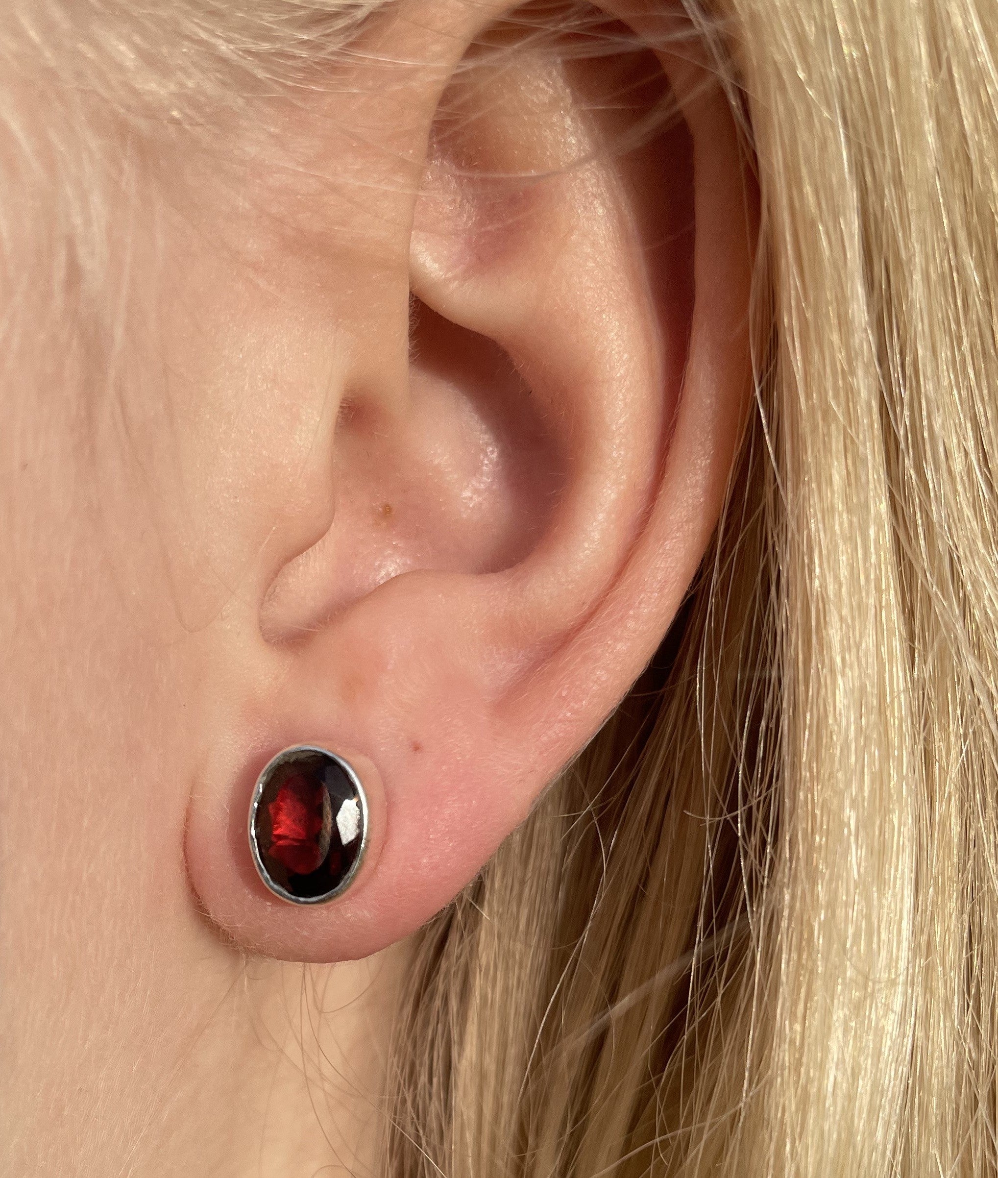 Oval facet granat øreringe 2