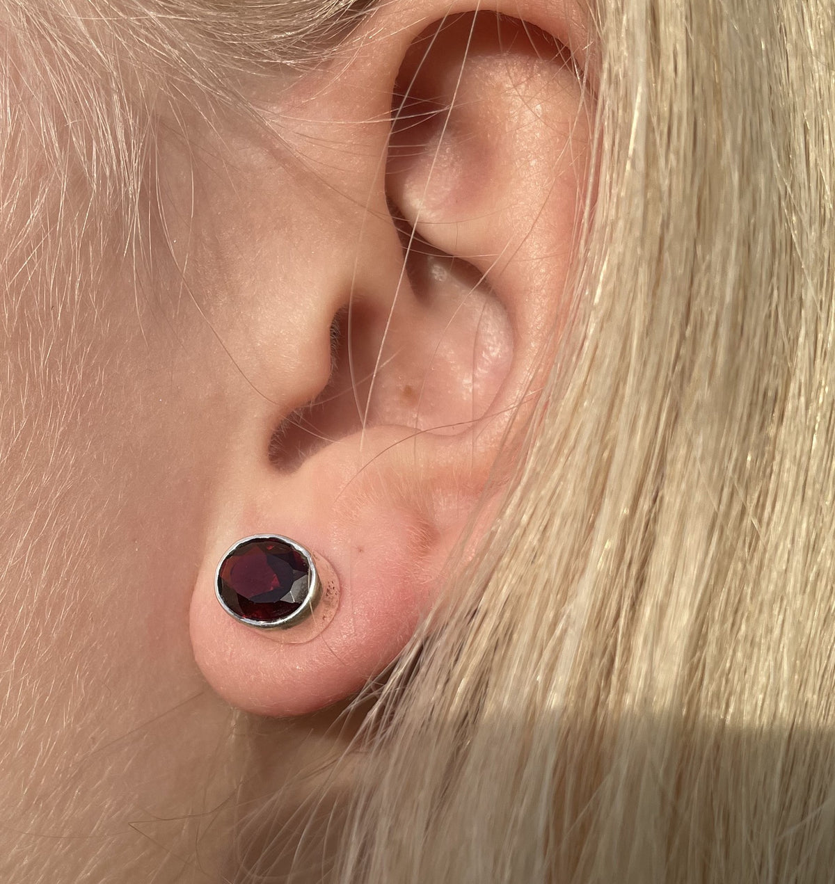 Oval facet granat øreringe 3