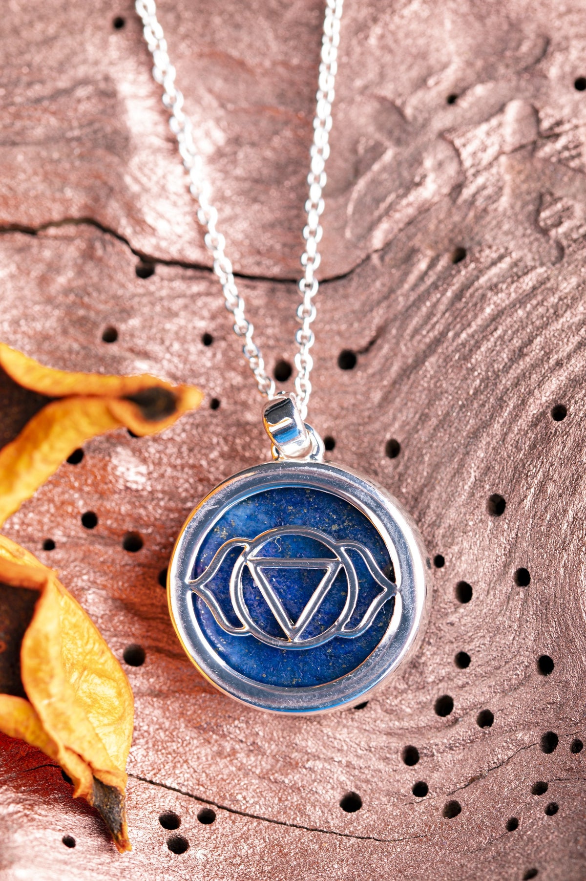 Pande chakra vedhæng med lapis lazuli og kæde 1