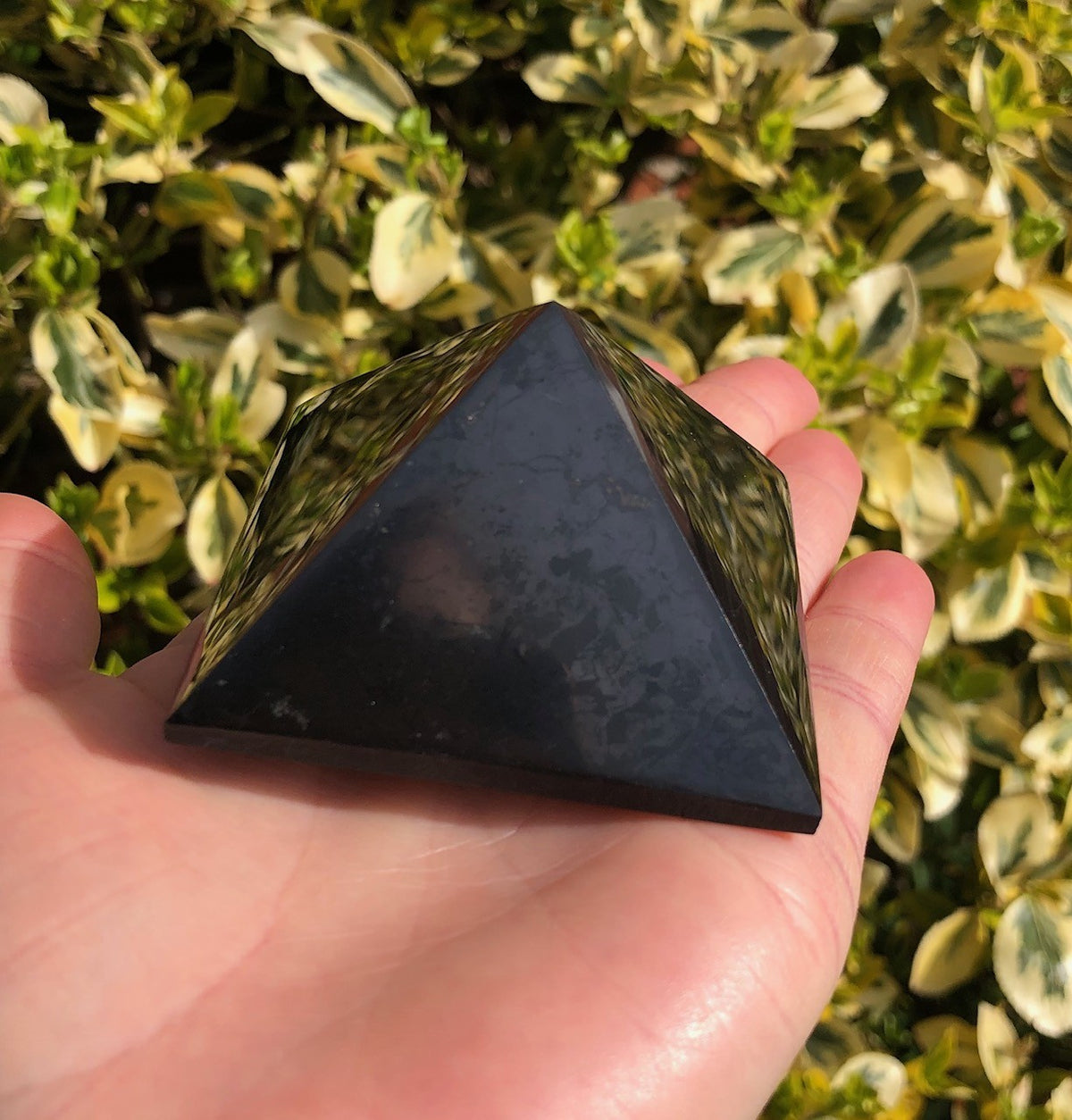 Shungit pyramide 6 cm 1