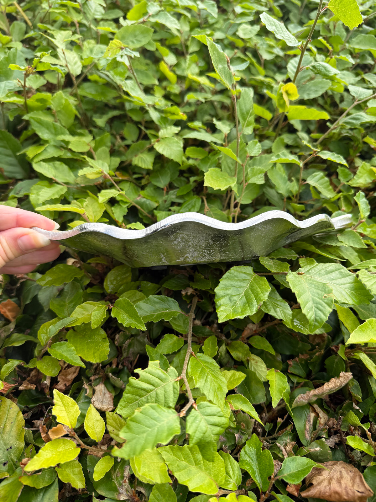 Bladfad i sølv look - 24 cm