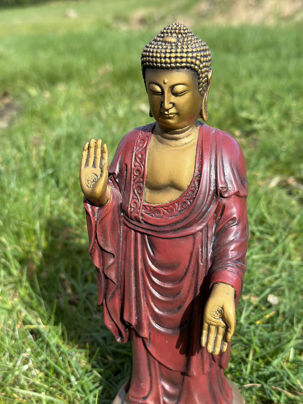 Stående Buddha-figur (guld-rød finish) 3