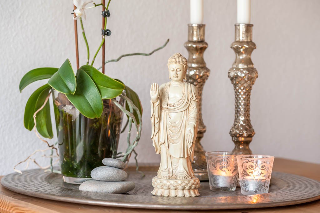 Stående Buddha-figur (hvid-sten finish) 1