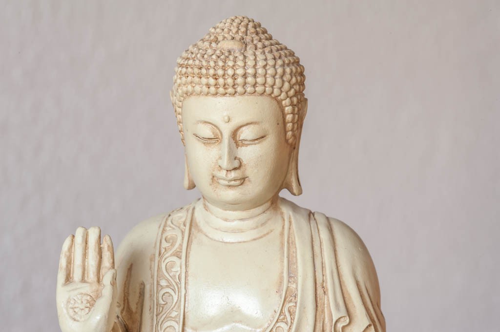 Stående Buddha-figur (hvid-sten finish) 2