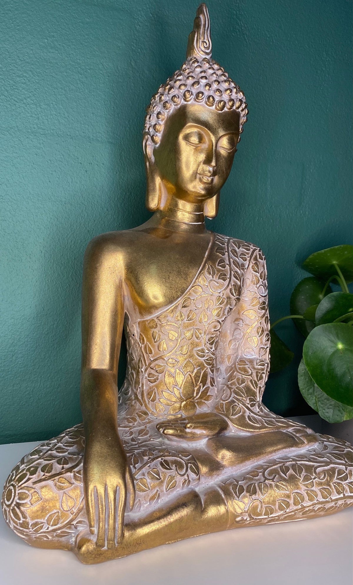 Thai Buddha i "witness the earth" position 2
