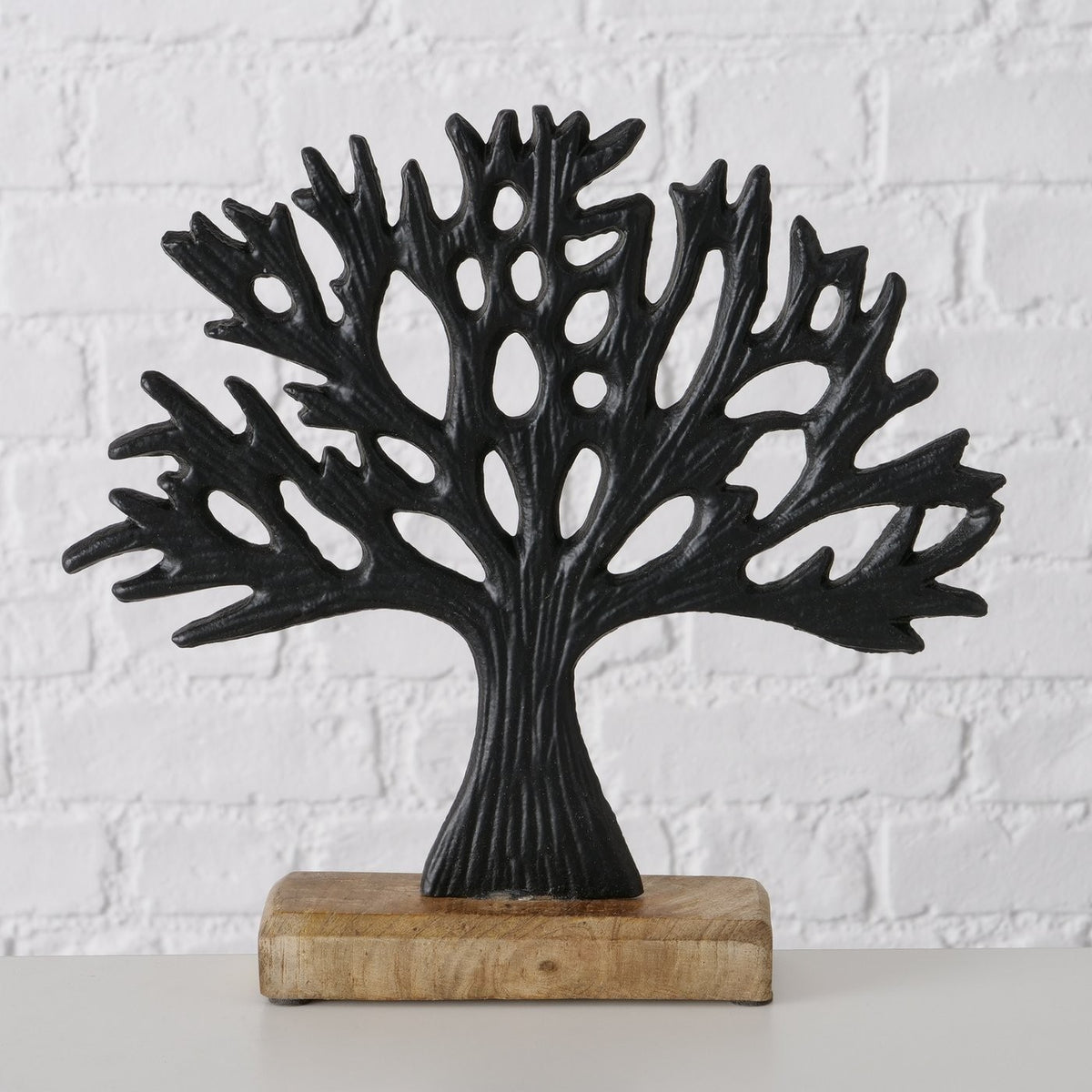 Træ skulptur i sort metal på fod - stor 1