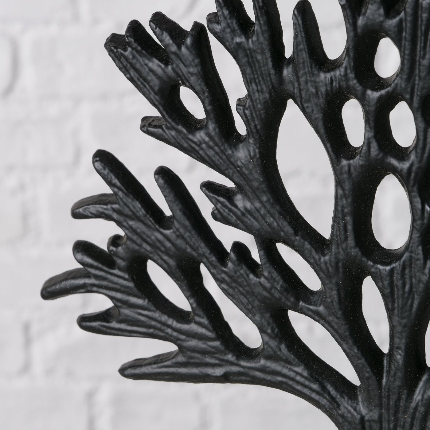 Træ skulptur i sort metal på fod - stor 3