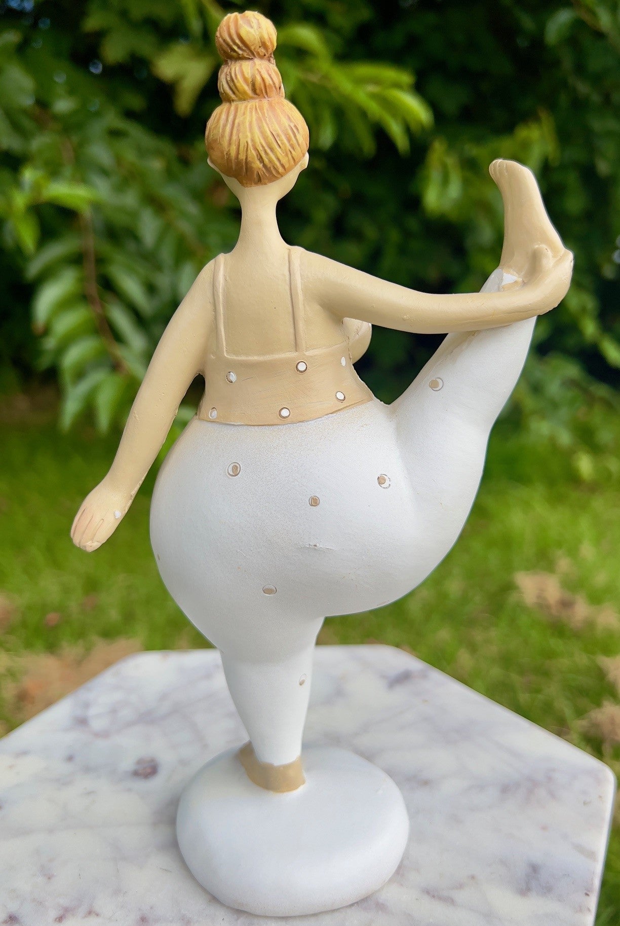 Yoga dame m. former i yogastilling 4