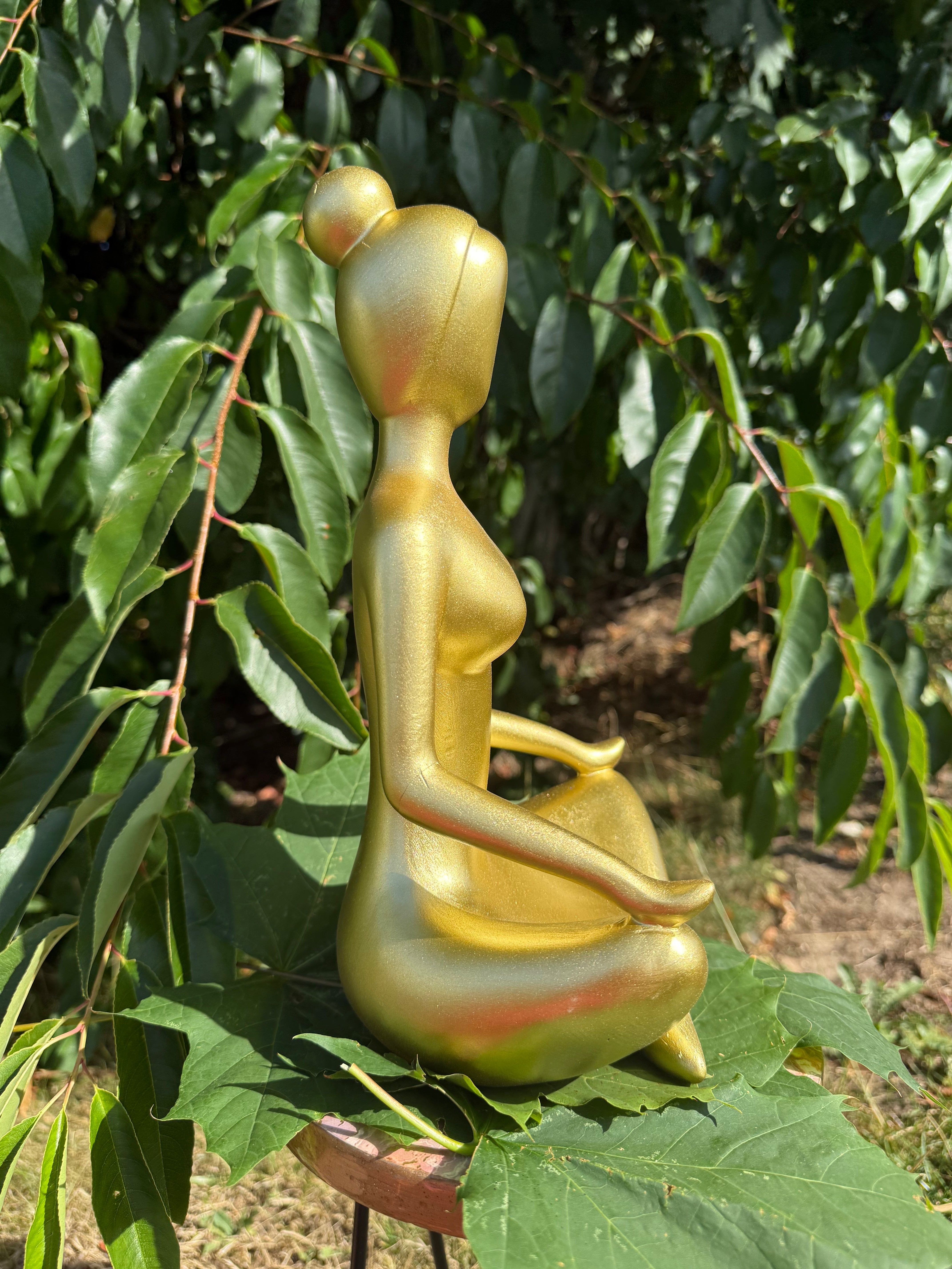 Mediterende kvinde - guld