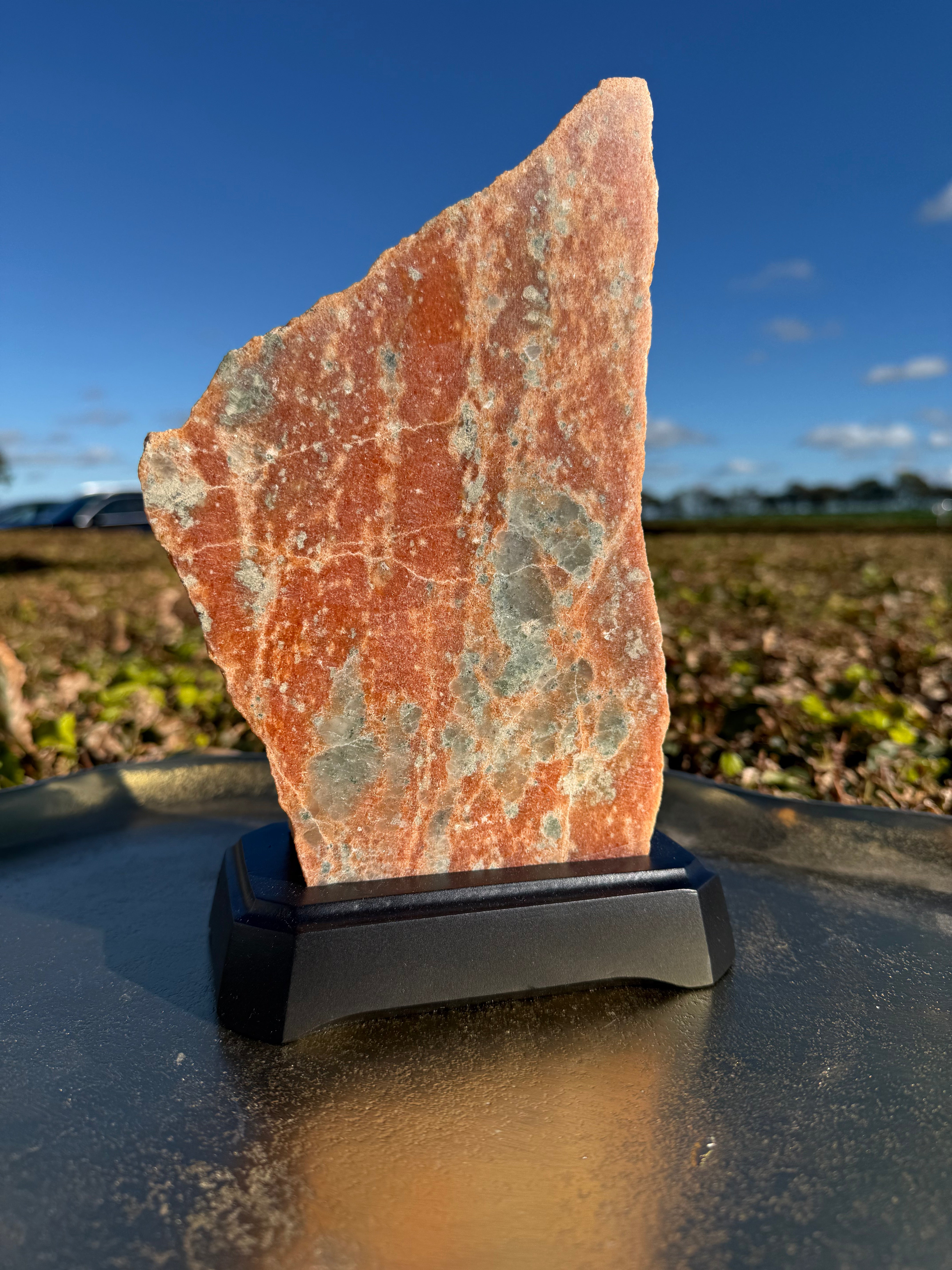 Orange calcit på fod 25 cm