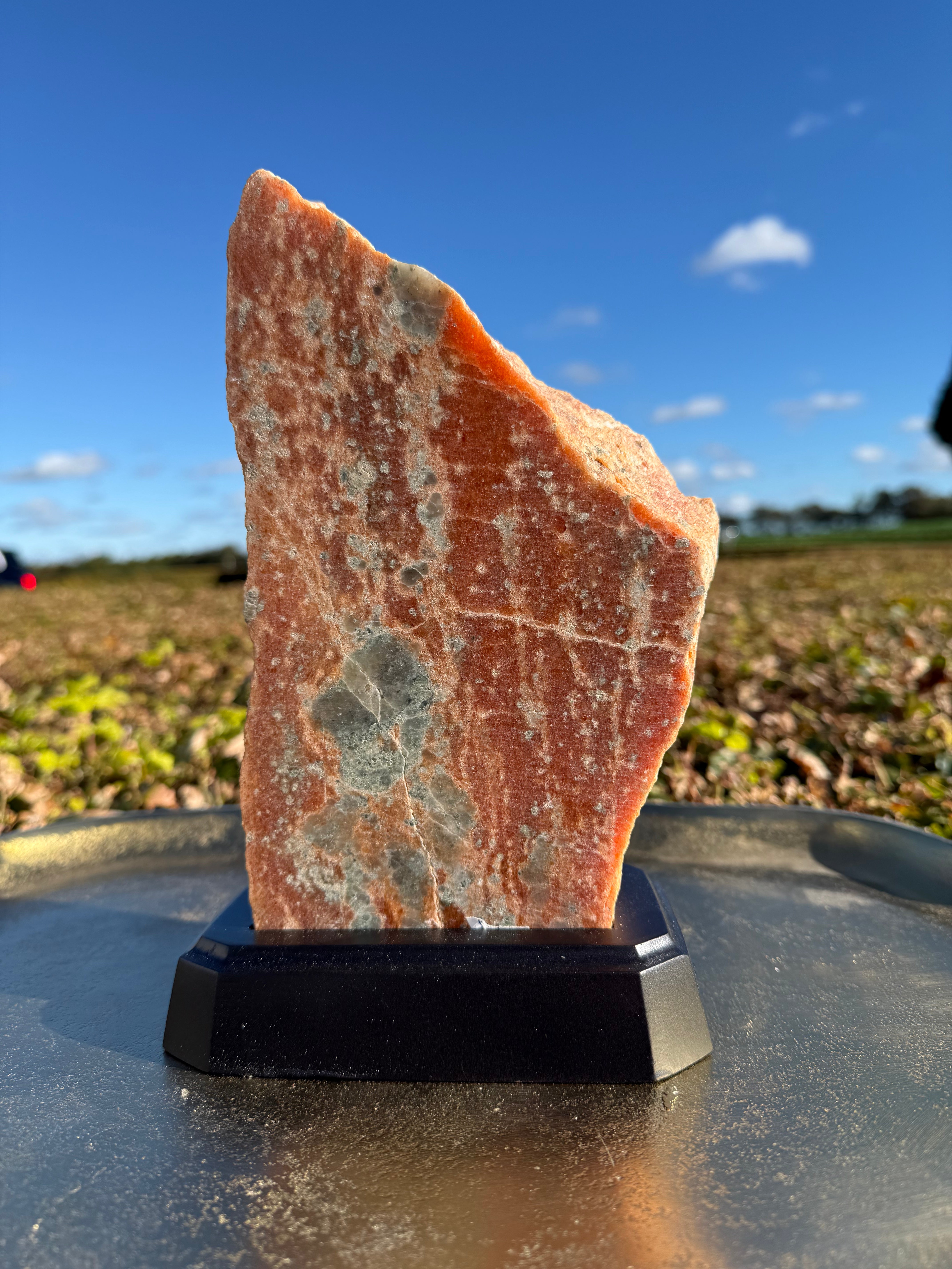 Orange calcit på fod 25 cm