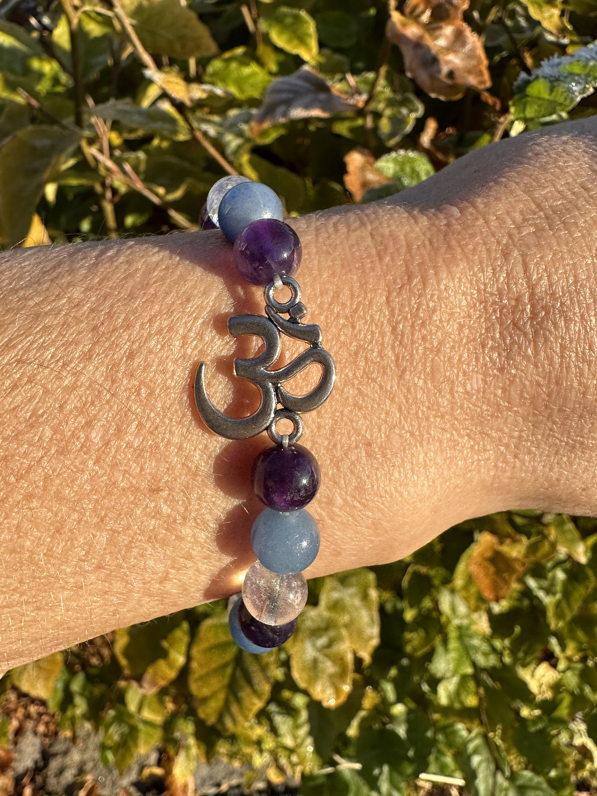 Armbånd m. ametyst, aventurin, klar kvarts og OHM 1