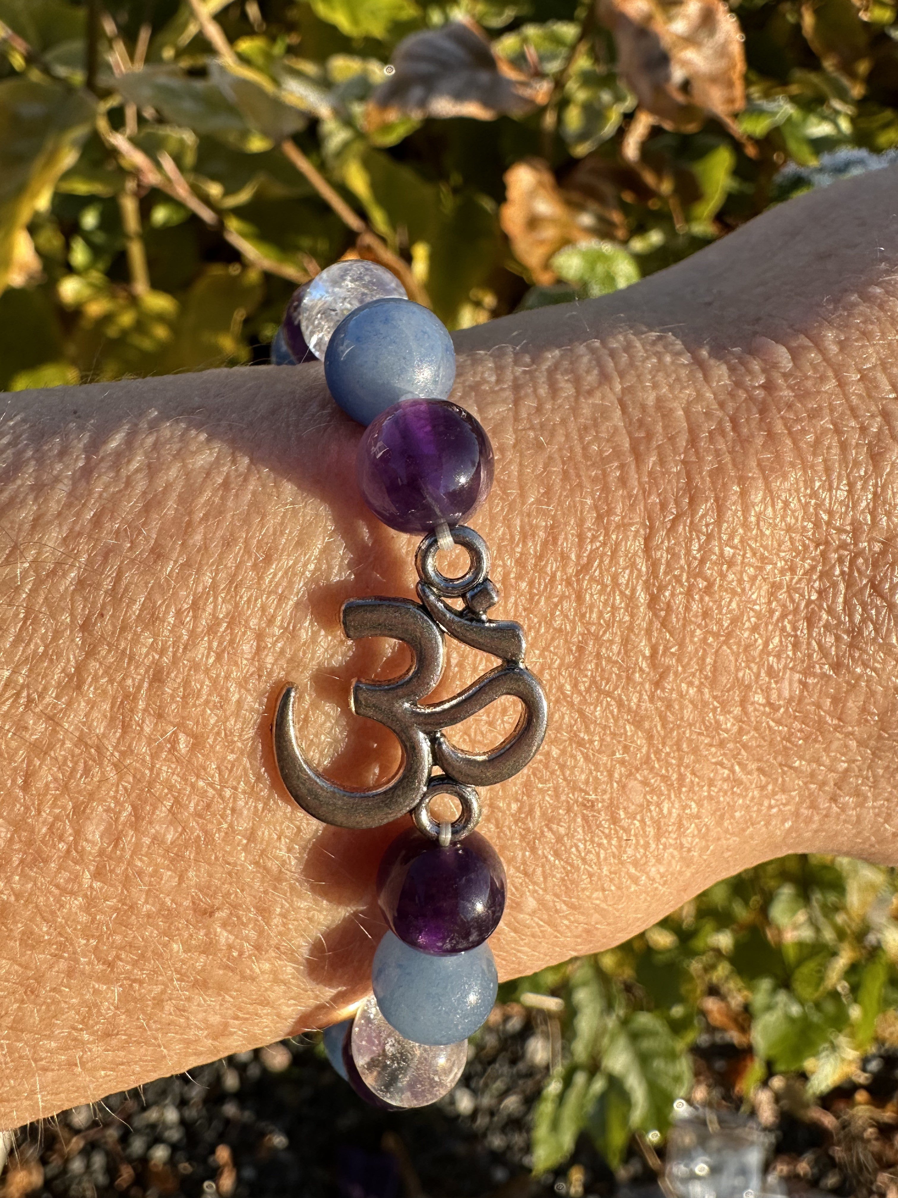 Armbånd m. ametyst, aventurin, klar kvarts og OHM 2