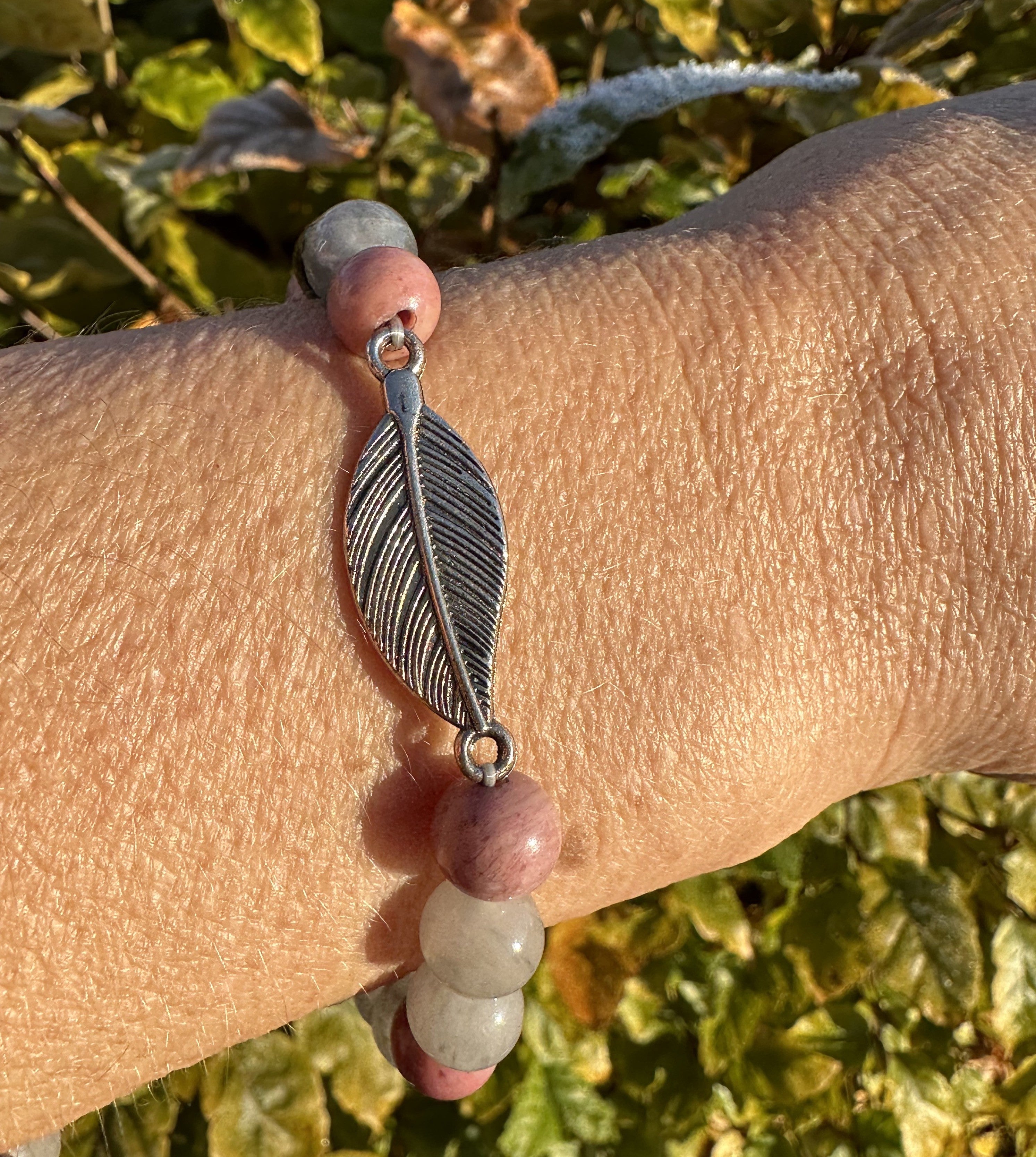 Armbånd m. Rhodonit og grå kvarts 1