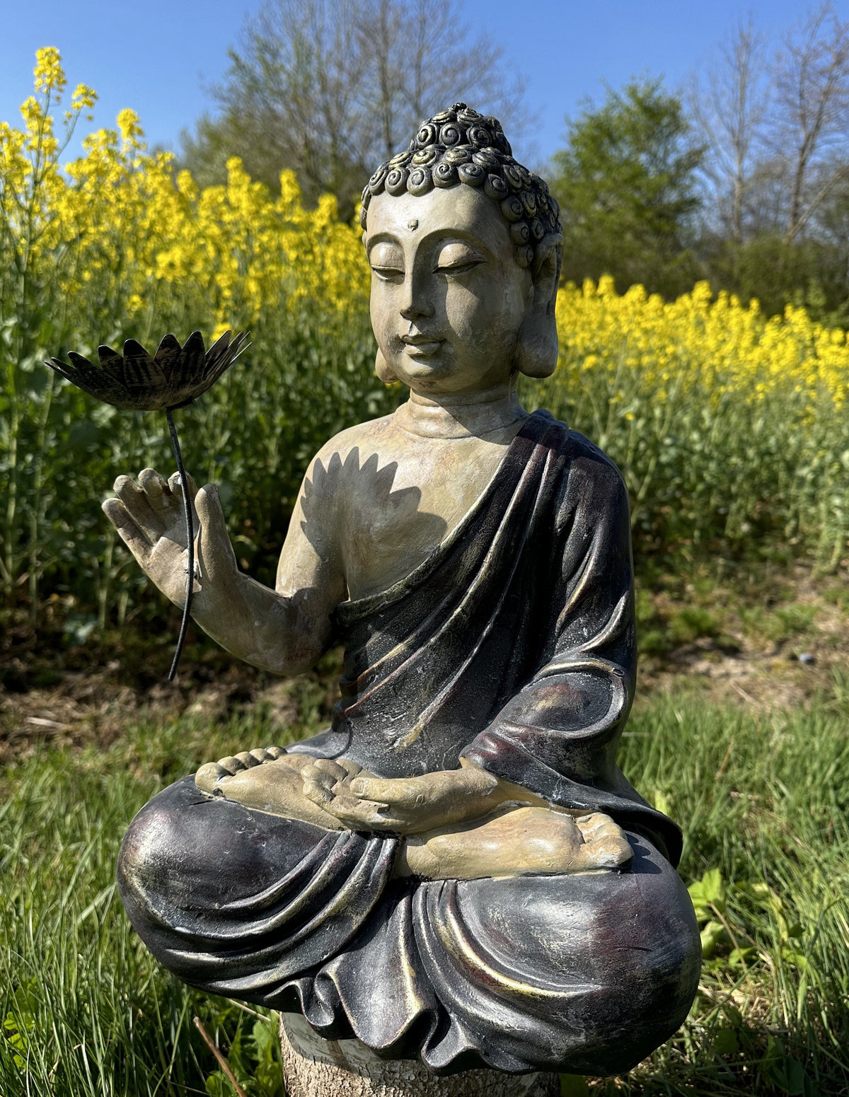 Buddha med blomst i hånden 1