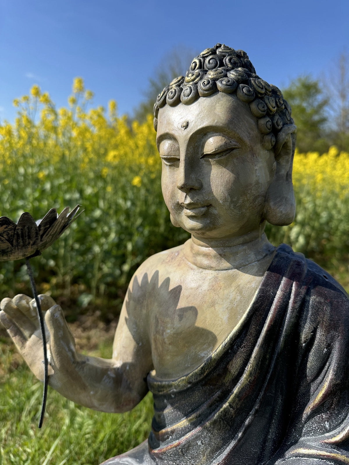 Buddha med blomst i hånden 2