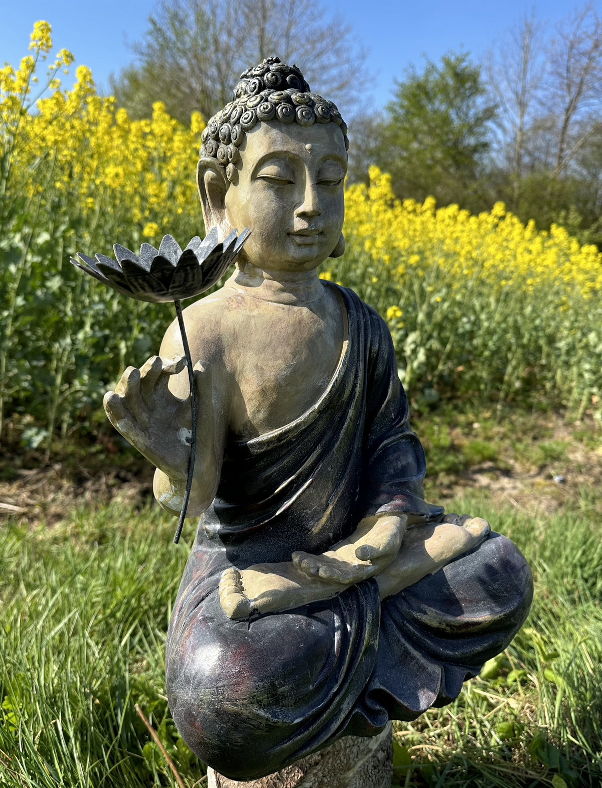 Buddha med blomst i hånden 4