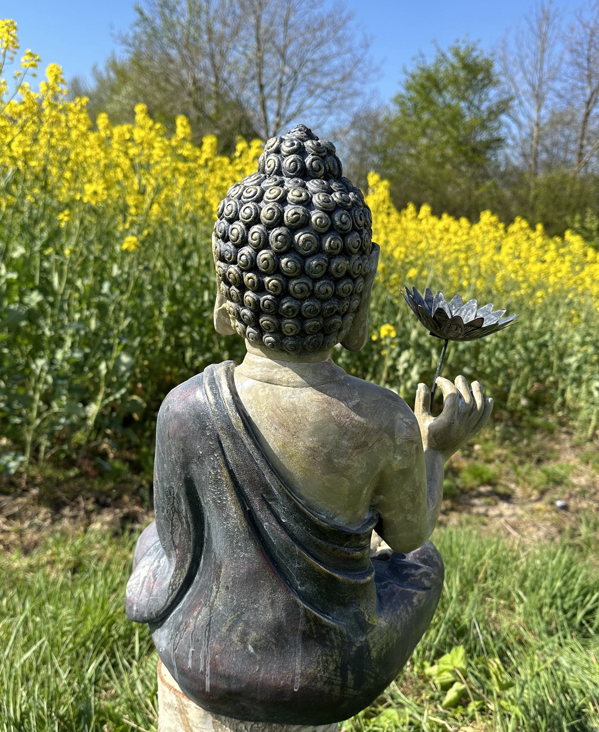 Buddha med blomst i hånden 6