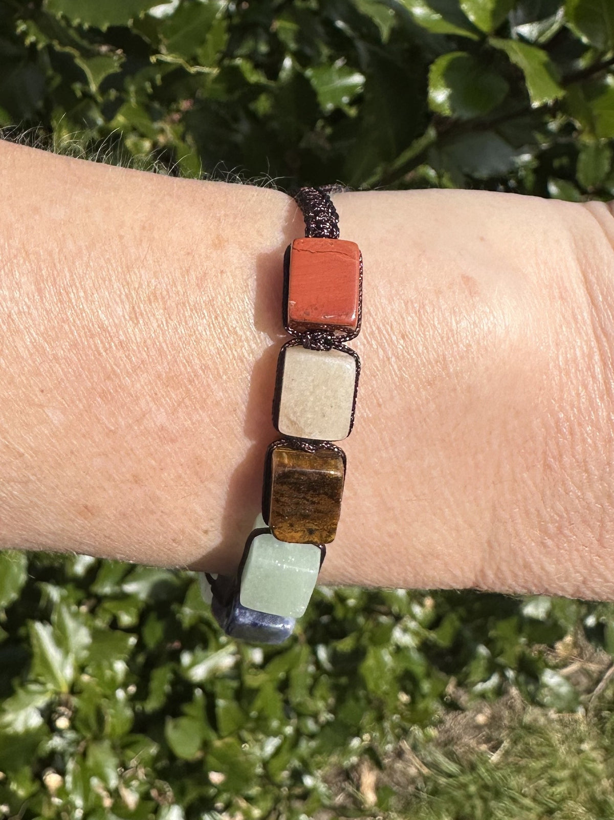 Chakra armbånd m. brun snor 2