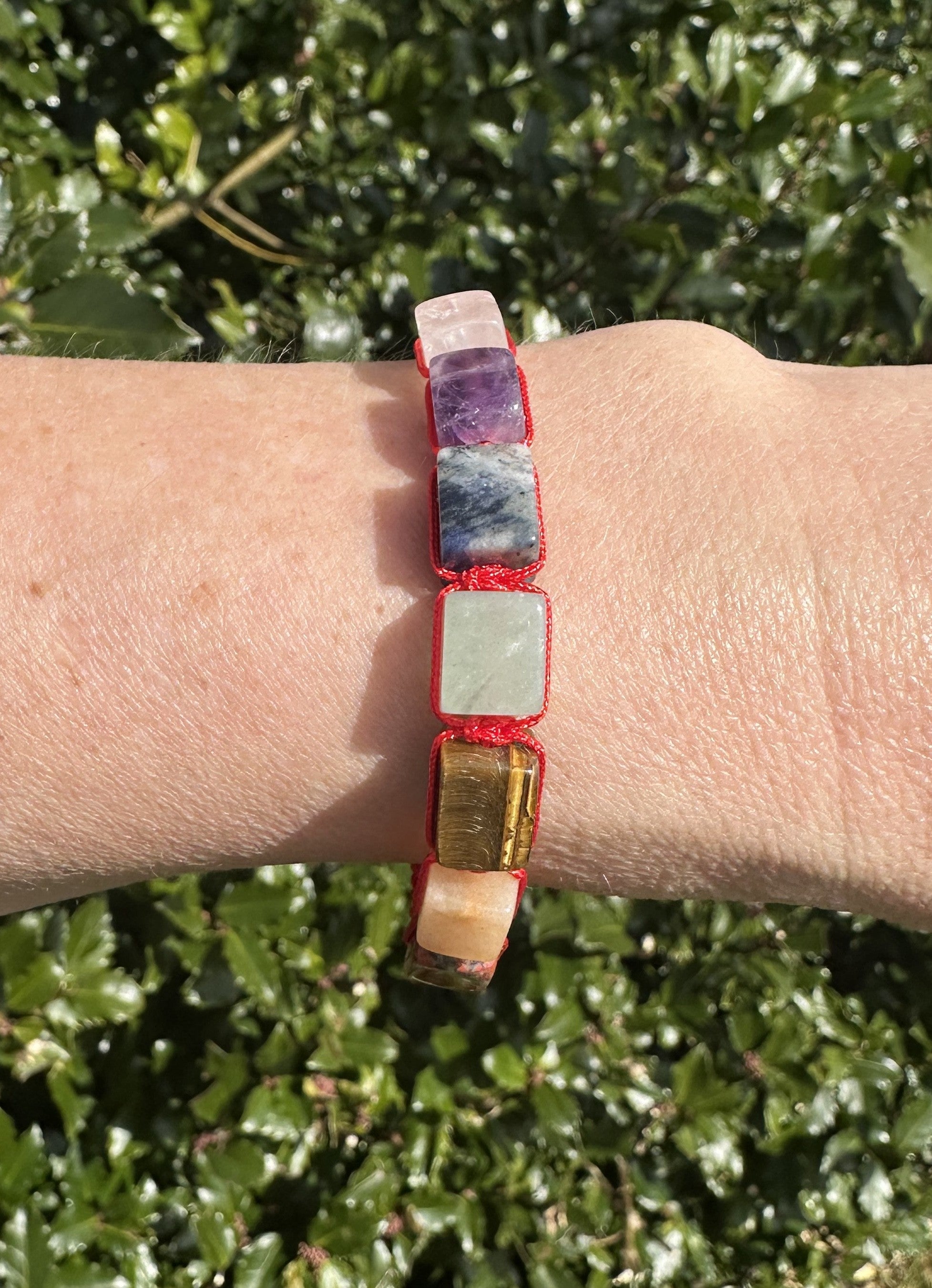 Chakra armbånd m. rød snor 1