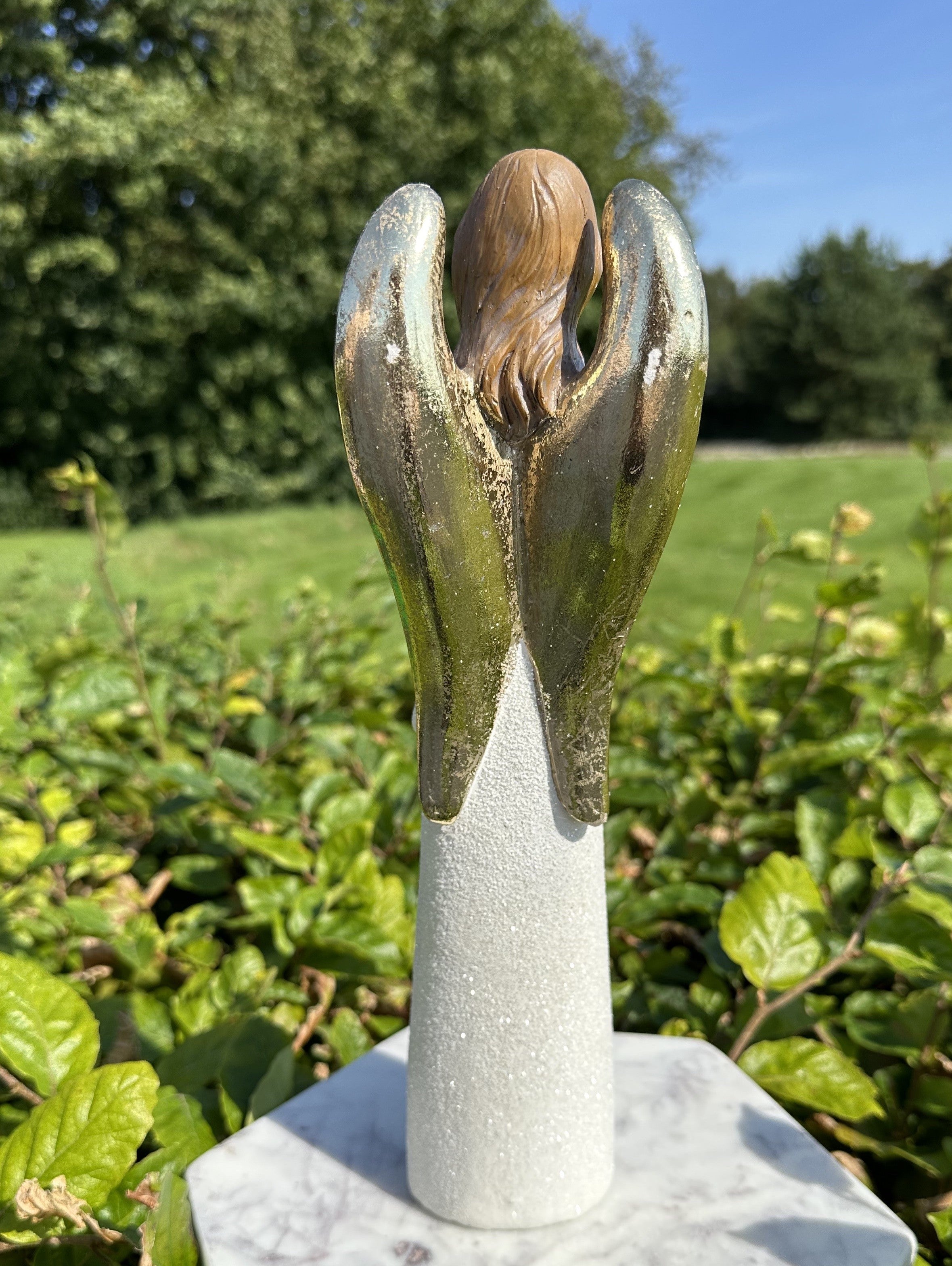 Engel holdende på hjerte 29 cm 2