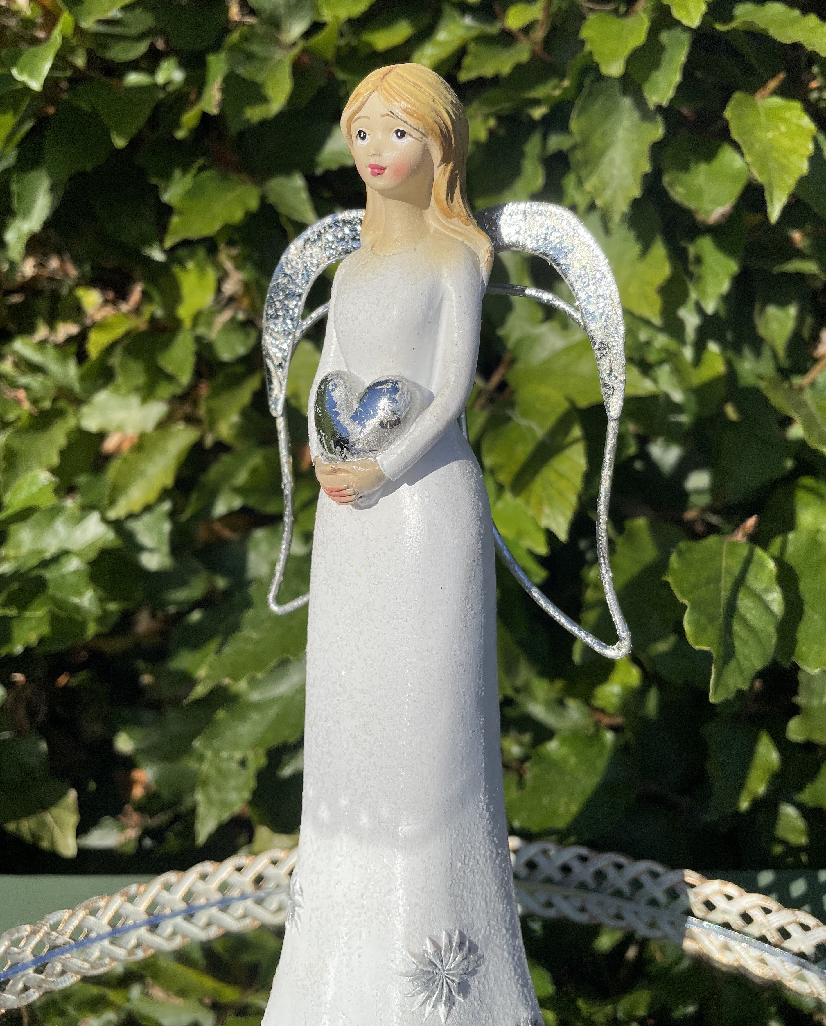 Engel med hjerte i hånden - 20 cm 3