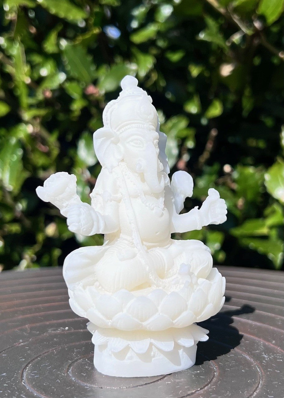 Ganesh siddende på lotus blomst 2