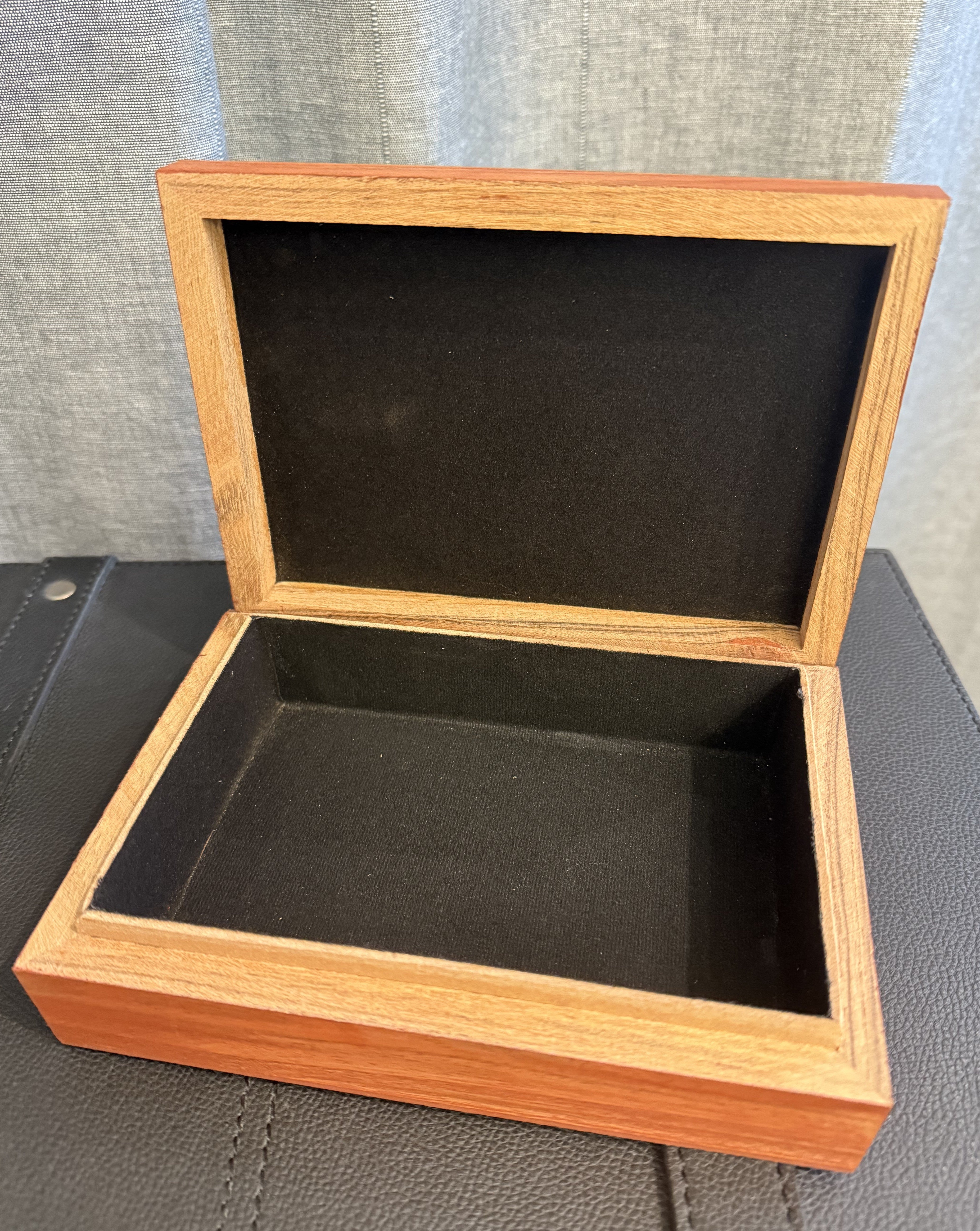 Kort box med symbolet OHM 2