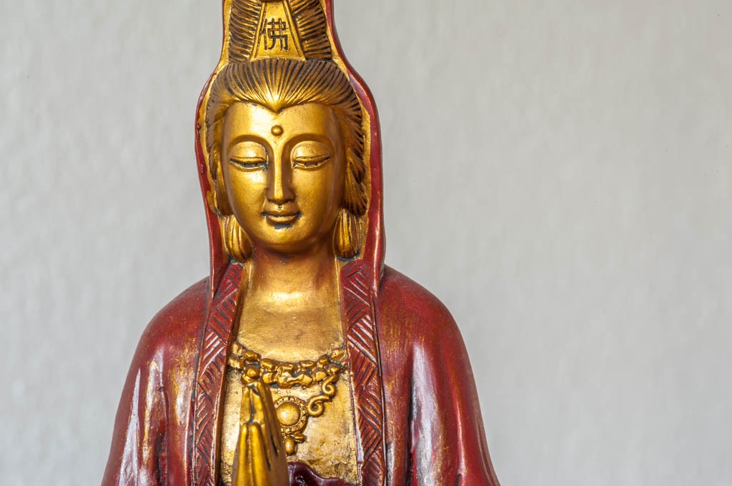 Kuan-Yin namasta - guld/rød 4