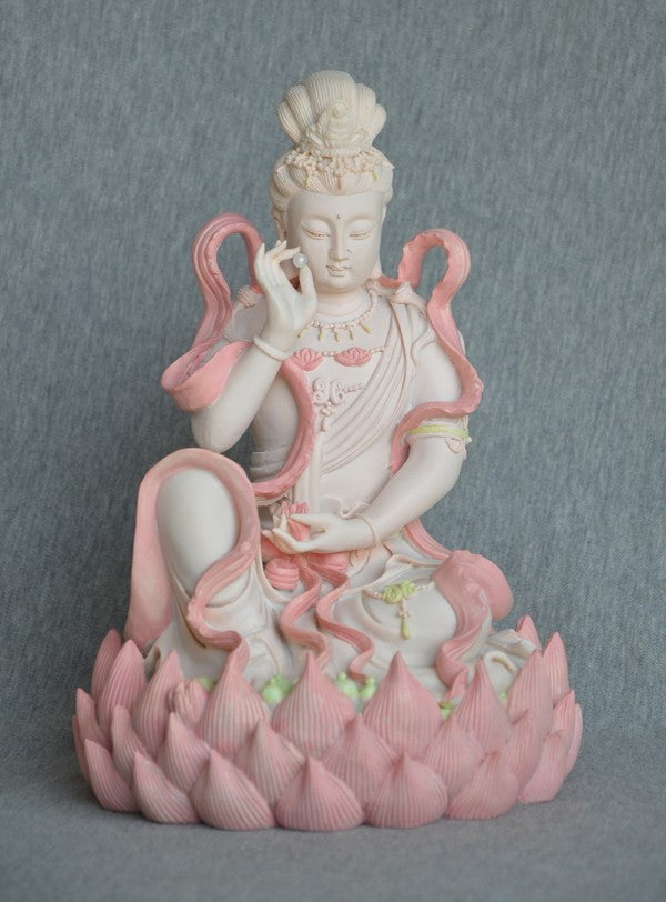 Kuan-Yin siddende på en lotusblomst 2