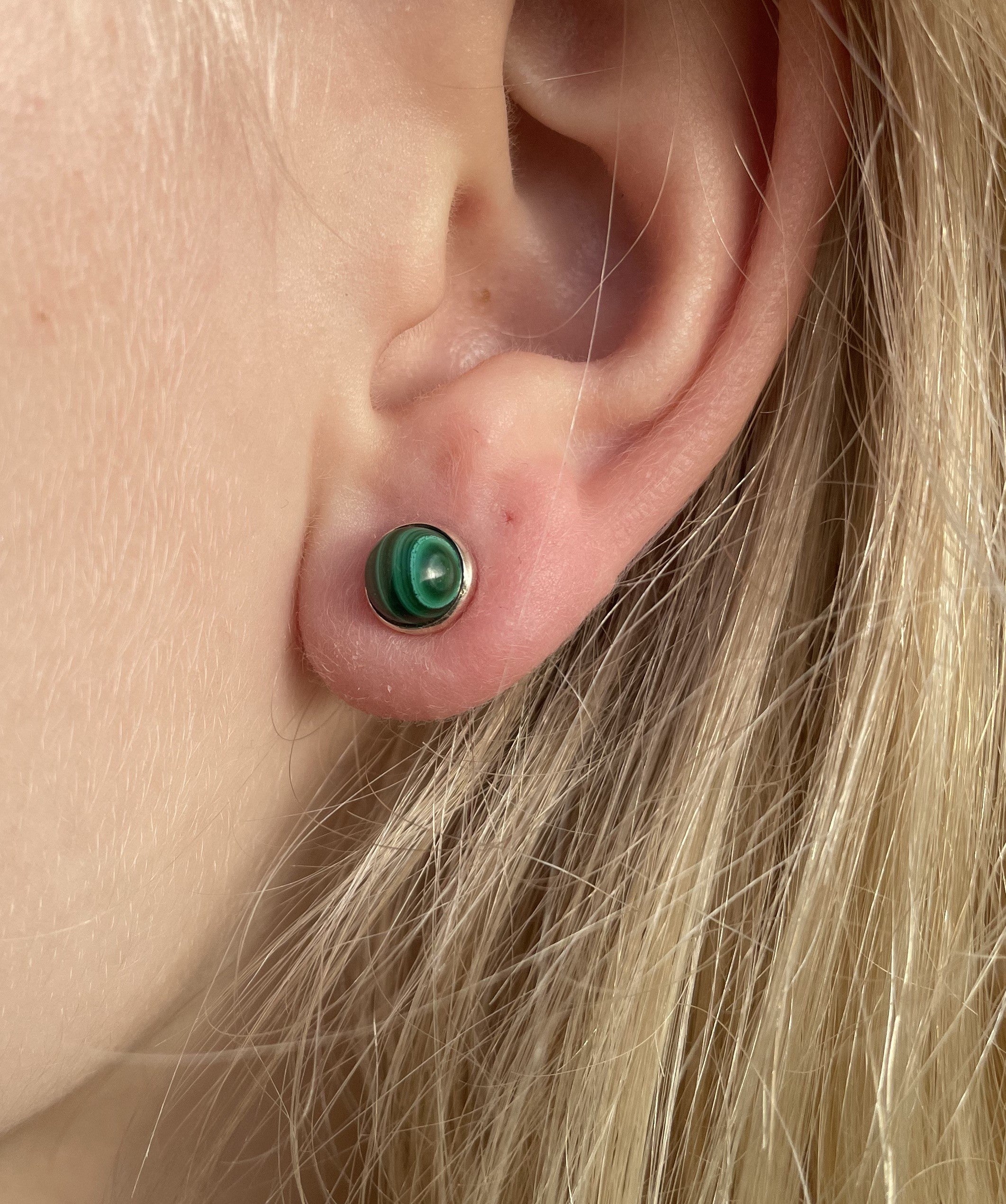 Malakit øreringe halvkugler 6 mm 2