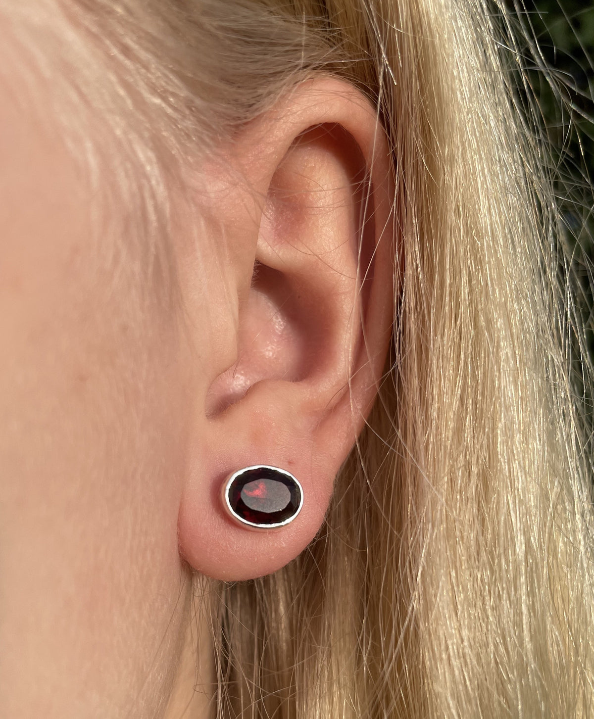 Oval facet granat øreringe 1