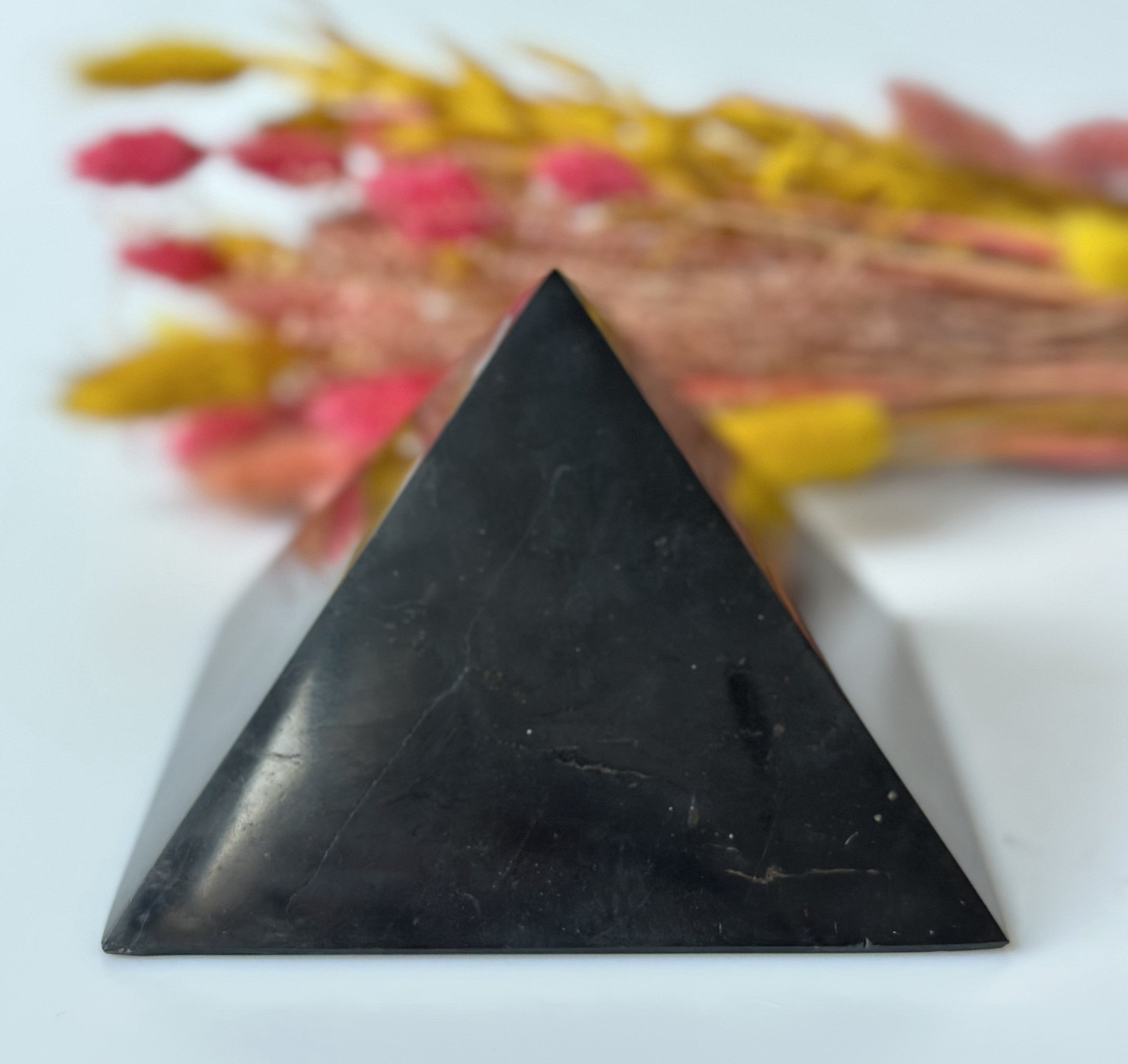 Shungit pyramide 12 cm 2