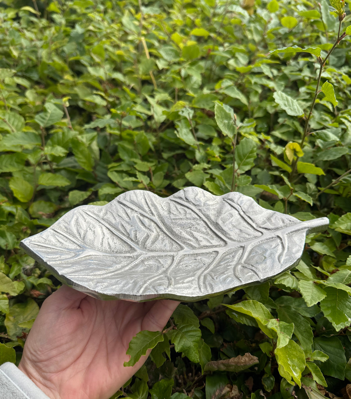 Bladfad i sølv look - 24 cm