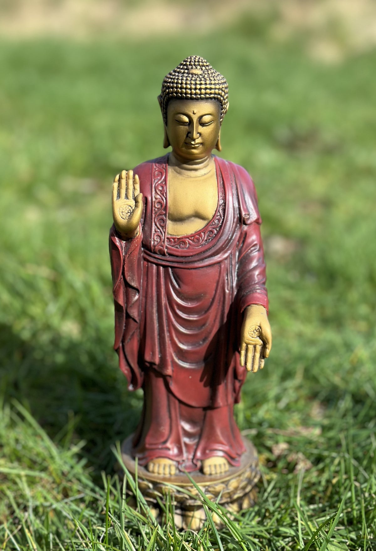 Stående Buddha-figur (guld-rød finish) 1